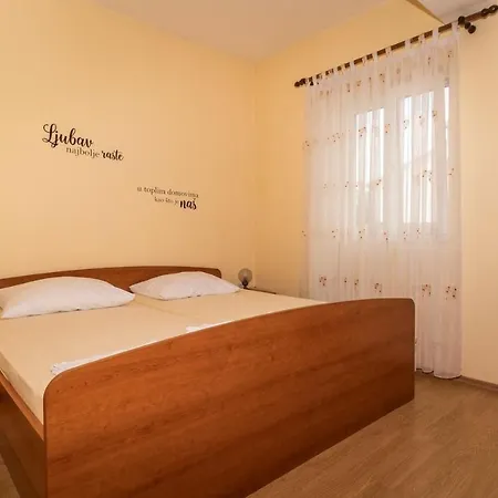 Mira Apartment Pag Town